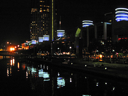Melbourne in der Nacht Foto 